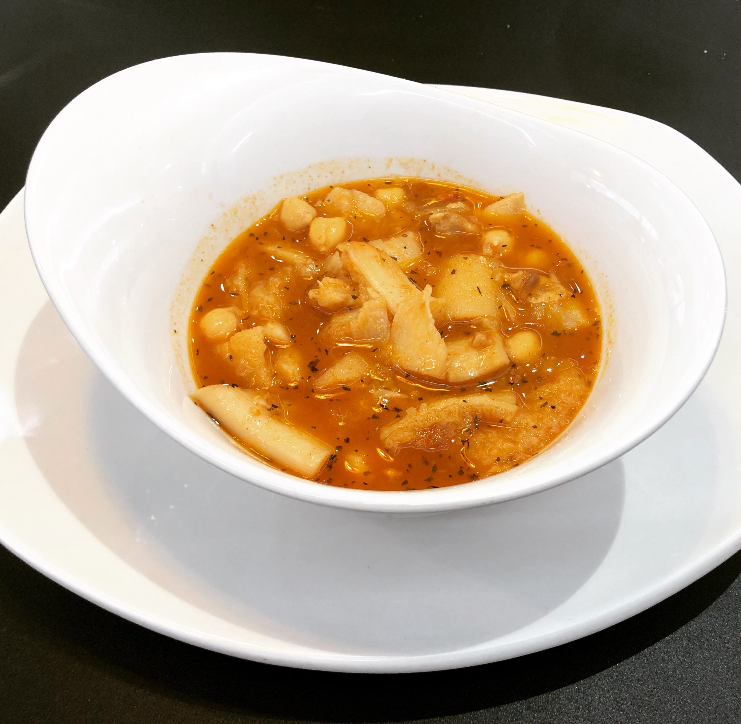 Plato tradicional murciano de callos con garbanzos en La Abadía Brasserie Murcia
