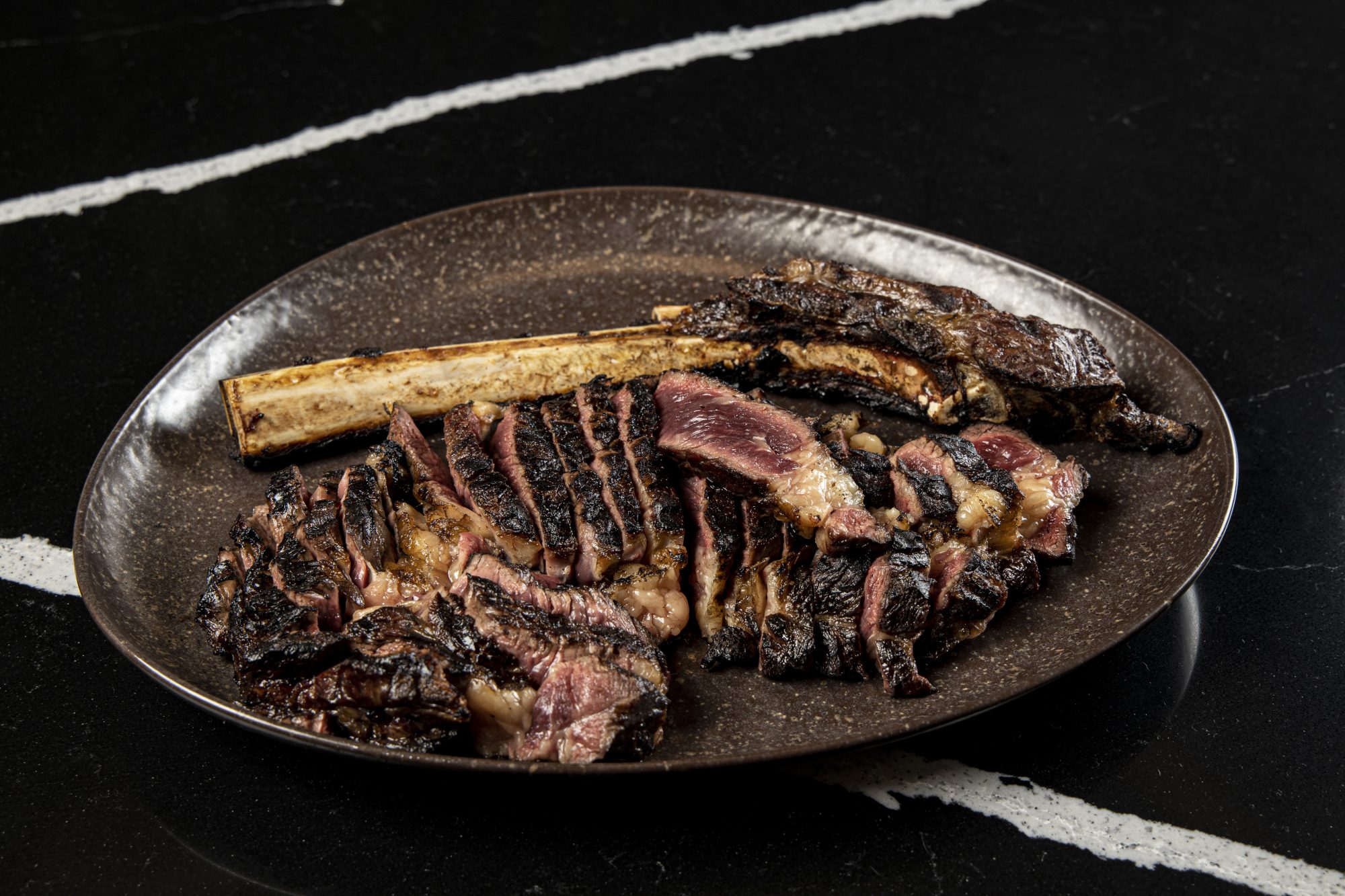 Carnes a la brasa servidas en La Abadía Brasserie Murcia